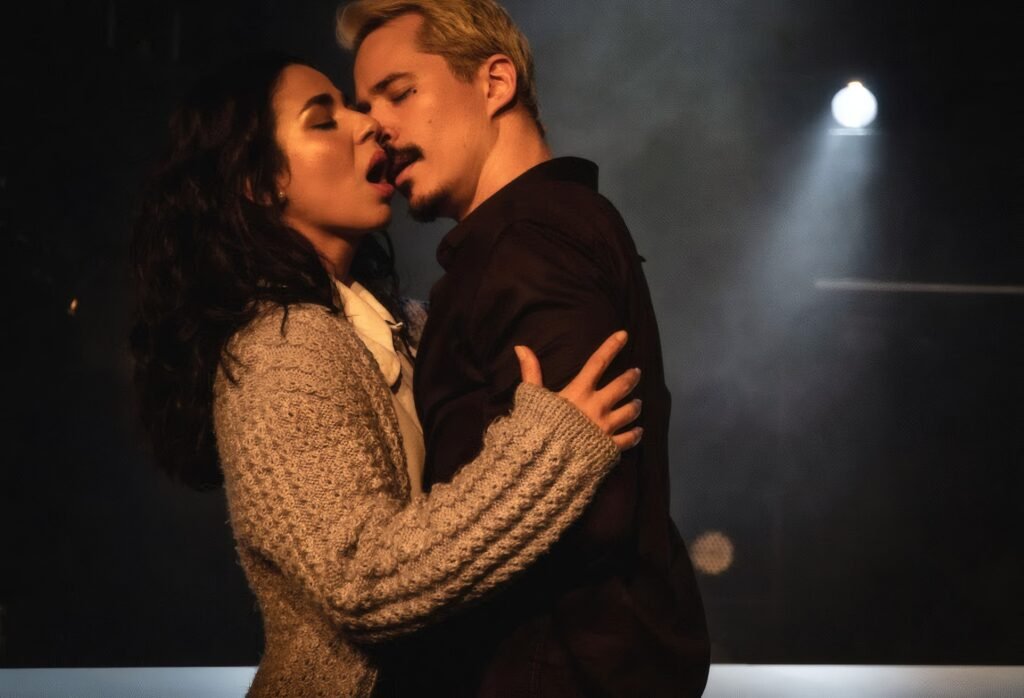 Casal em cena de Adulto, abraçados em momento de intimidade sob luz quente
