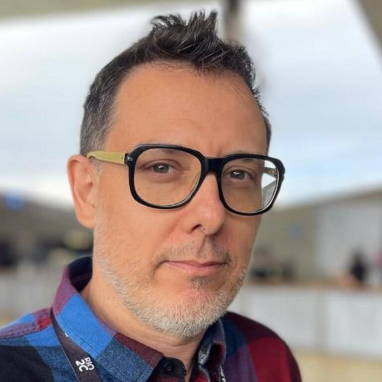 Retrato de Daniel Gaggini, produtor cultural e teatral, óculos escuros de armação grossa e barba grisalha