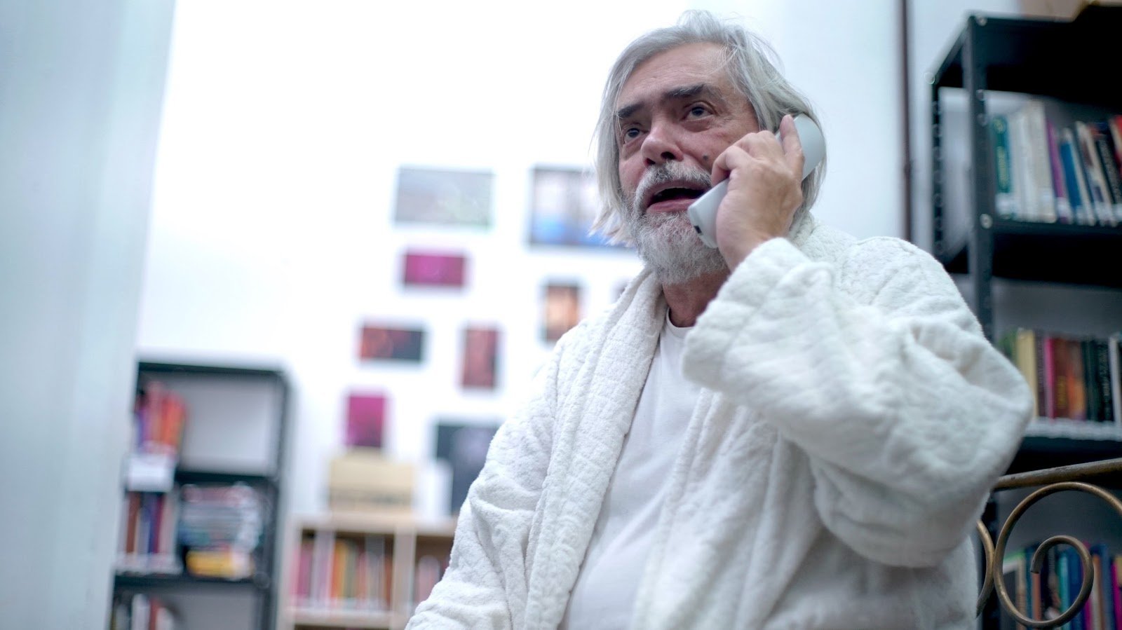 José Rubens Chachá em cena de O Nome do Tango, ao telefone no apartamento
