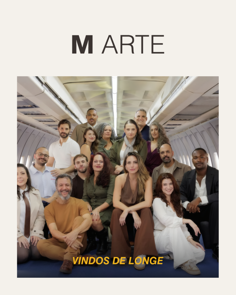 Capa de Vindos de Longe, elenco completo do musical dentro de cenario de aviao