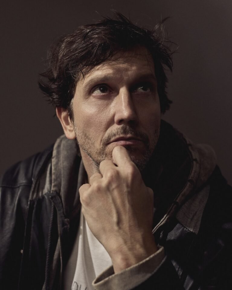 Vladimir Brichta em O Menor Palco do Mundo, foto de Julia Mataruna